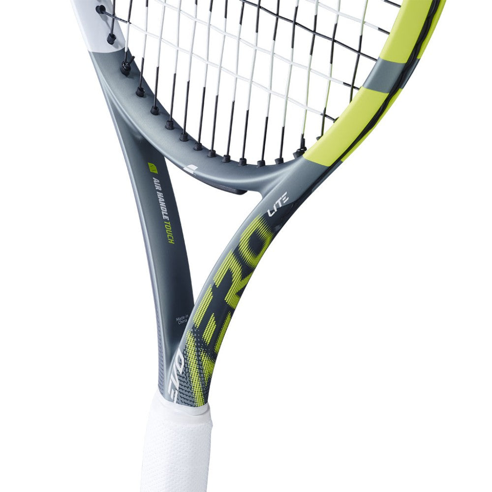 Тенис ракета Babolat EVO Aero Lite GEN2 с аеродинамичен дизайн и иновации за подобряване на спина и контрола.