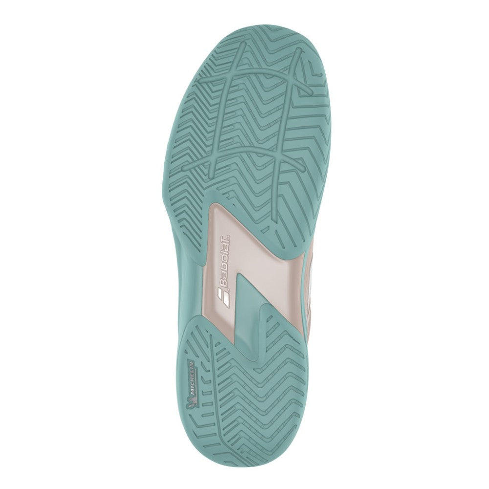 View of the outsole, suitable for all types of tennis court surfaces.