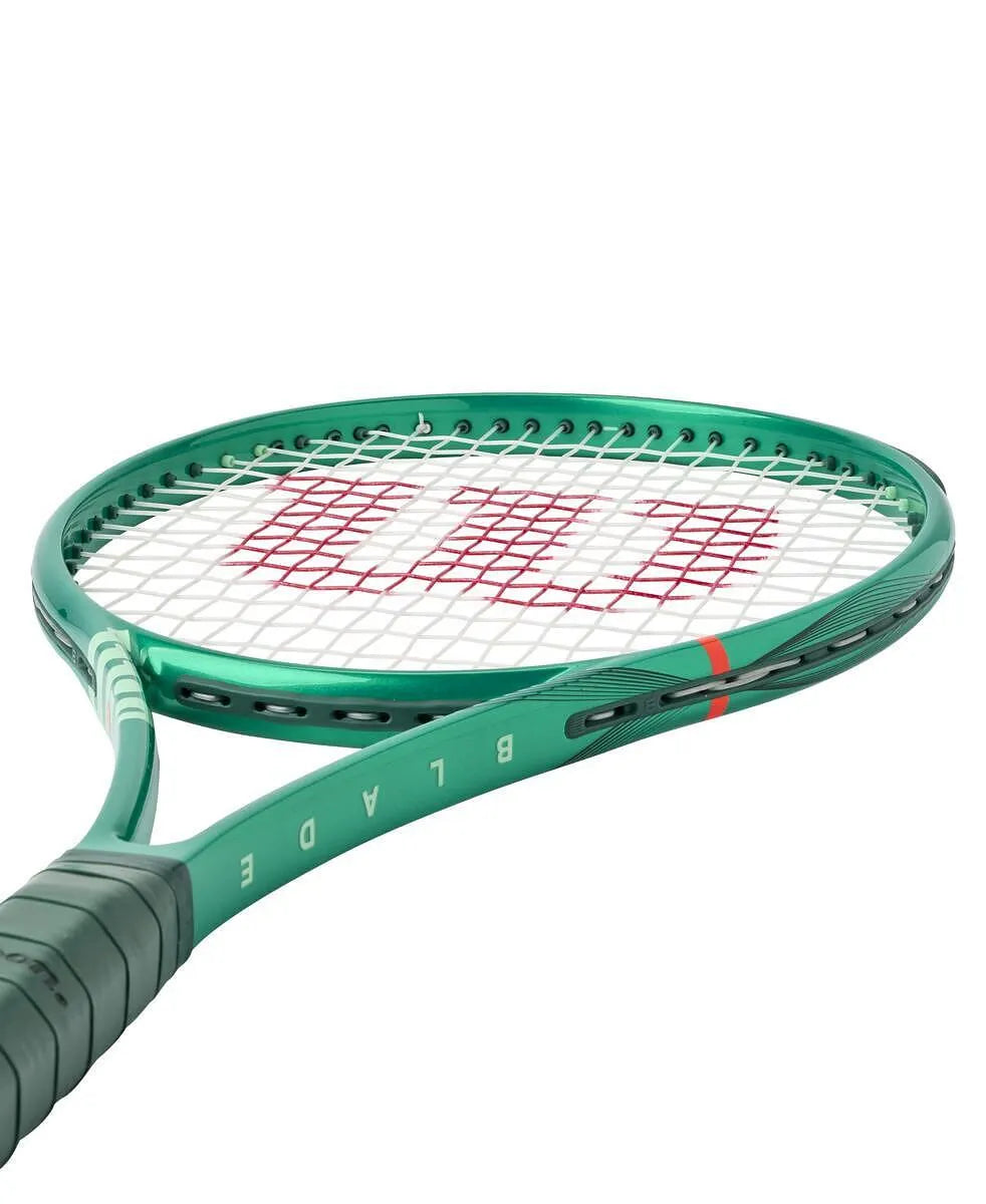 Тенис ракета Wilson Blade V10 98S с уникален профил и гъстота на наплитане 18x16 за агресивен спин и контрол.