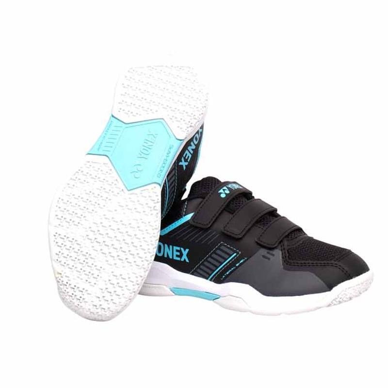 Детски маратонки Yonex PC STRIDER FLOW Belt Black/Blue за корта, стабилни и удобни, за малки спортисти и бързо движение.