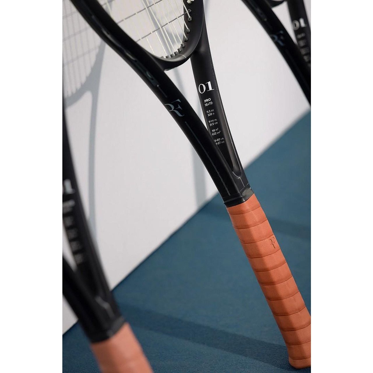 Основен грип Wilson RF Roger Federer Premium Leather за тенис ракета Wilson, естествена кожа с RF лого и самозалепващ гръб.