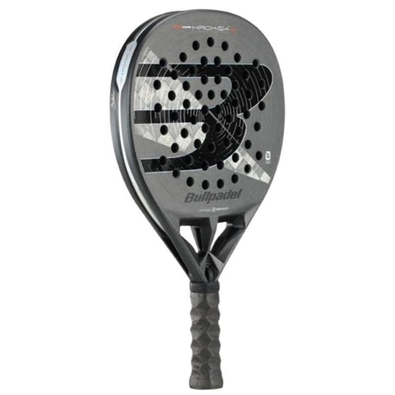 Падел ракета Bullpadel Hack 04 Hybrid 26 с технологии TRICORE, 3D Grain, Vibradrive, MultiEva и Aluminized Carbon 18K за контрол и мощ при офанзивни и контраудари. За напреднали играчи