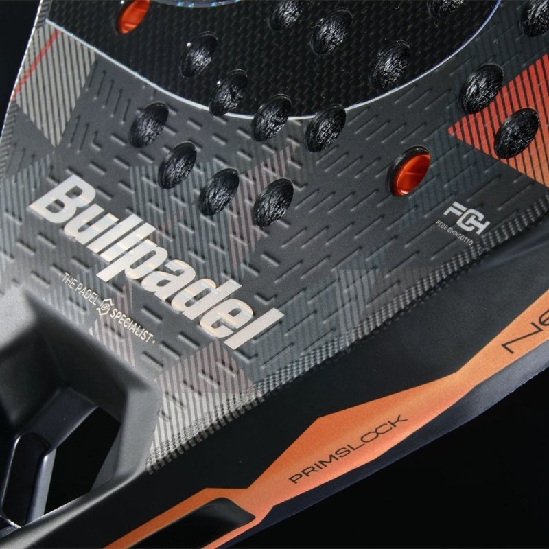 Падел ракета Bullpadel Neuron 02 EDGE детайл с лого и текстура, показваща иновации и технологии в дизайна.