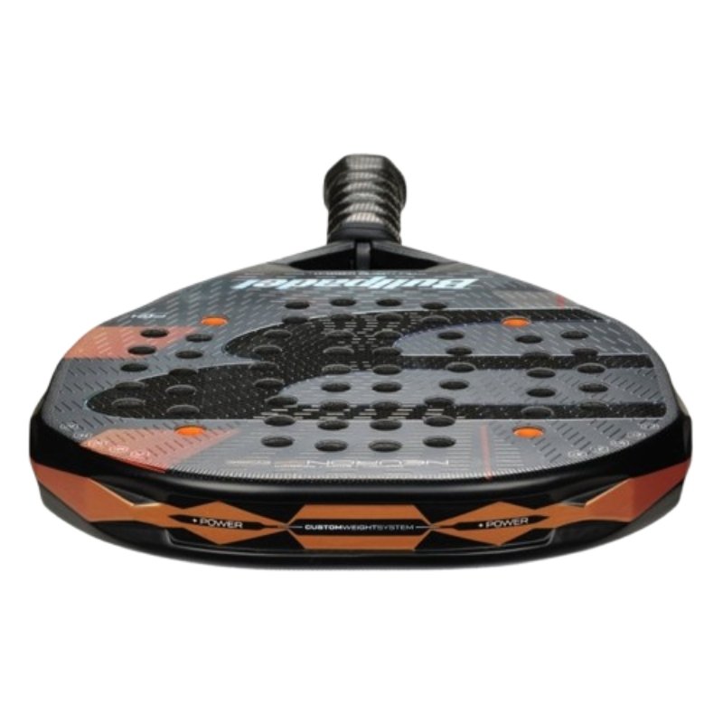 Падел ракета Bullpadel Neuron 02 EDGE с хибридна форма и оптимизиран sweet spot за висока маневреност и контрол.
