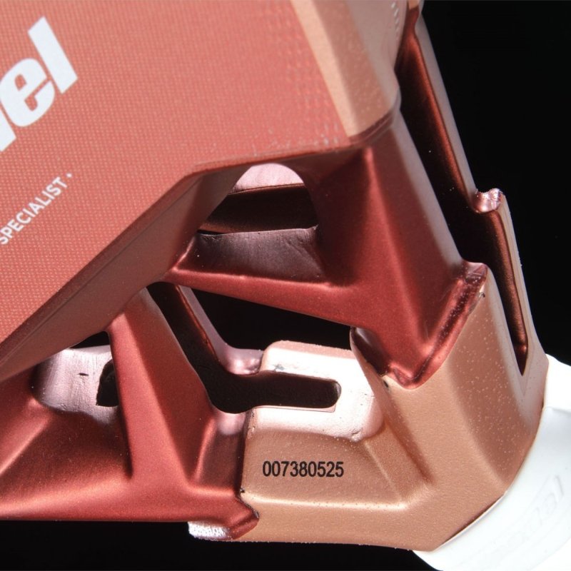 Детайл от падел ракета Bullpadel Vertex 05 W, показващ конструкцията за оптимална производителност и контрол.