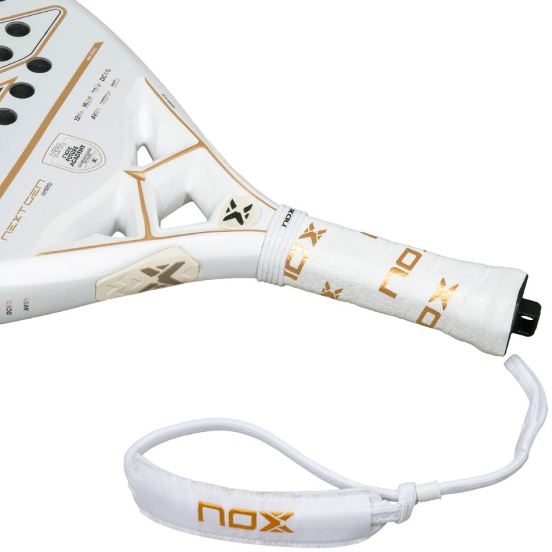 Детайл на дръжката на Падел ракета NextGen Pro Hybrid 12K NFA от NOX, включваща плътна текстура и лента за ръка.