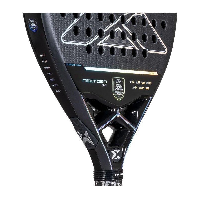 Падел ракета Nox Nextgen Pro Attack 12K NFA с диамантена форма и Carbon 12K повърхност за мощна игра.