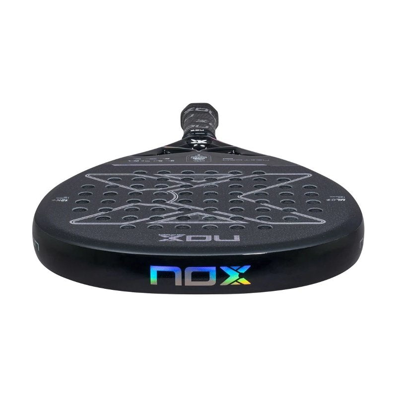 Падел ракета Nox Nextgen Pro Attack 12K NFA с диагонална форма и черен дизайн за мощна игра и максимална сила.