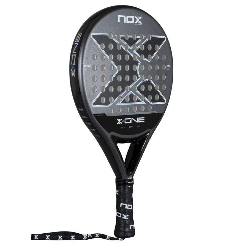Падел ракета Nox X-One 26 с кръгла форма, черен цвят и дизайн за комфортно управление и контрол при игра.