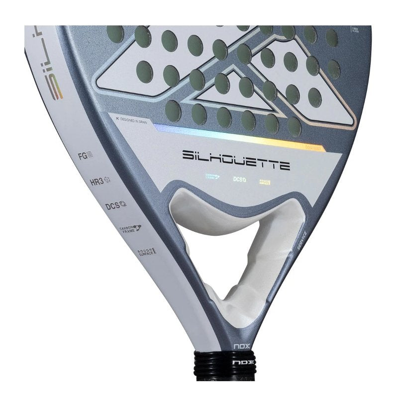 Падел ракета Nox X-One Silhouette 26, показваща детайли на дизайна и технологии за комфорт и контрол.