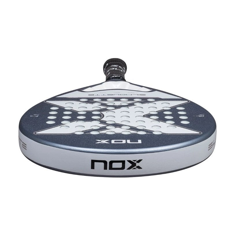 Падел ракета Nox X-One Silhouette 26 с кръгла форма и 3K Fiberglass повърхност, подходяща за начинаещи.