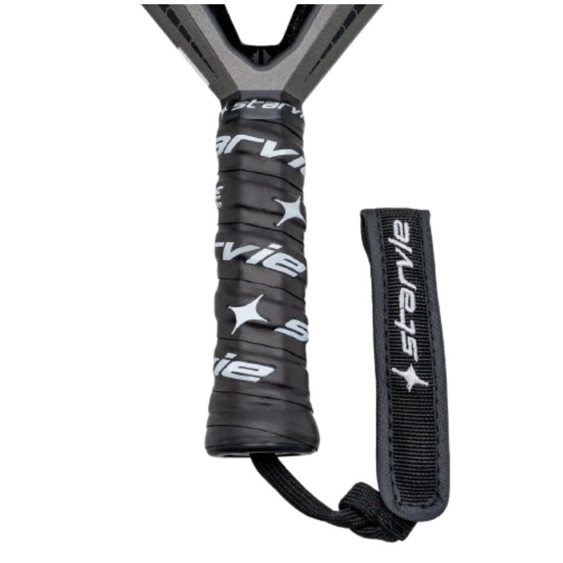 Детайл на дръжката на падел ракета Star Vie Drax Soft 12K с удобен захват и лого на StarVie.