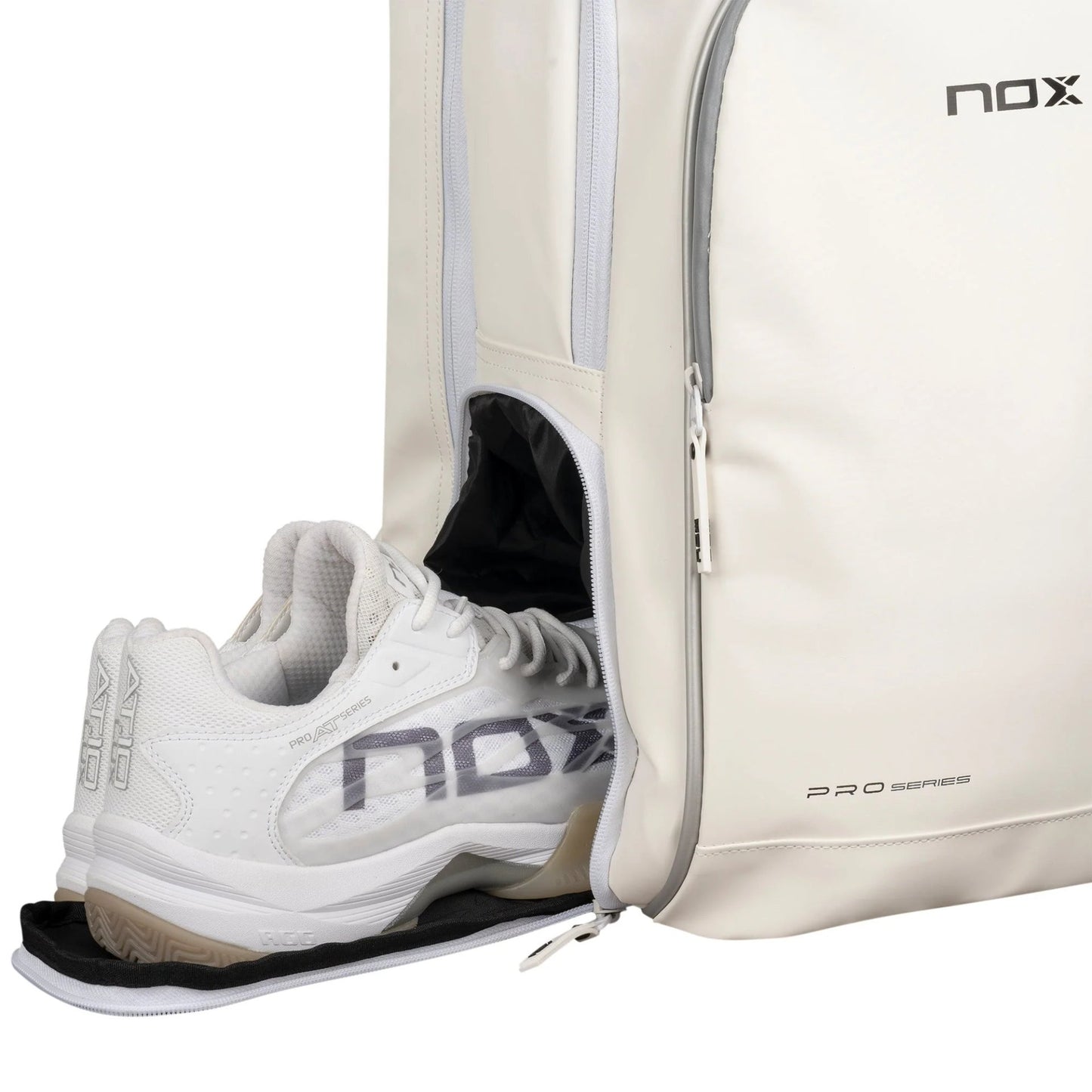 Падел раница NOX Pro Series white – бяла спортна раница с отделения за лаптоп, ракета, обувки и аксесоари, с ергономичен и стилен дизайн.