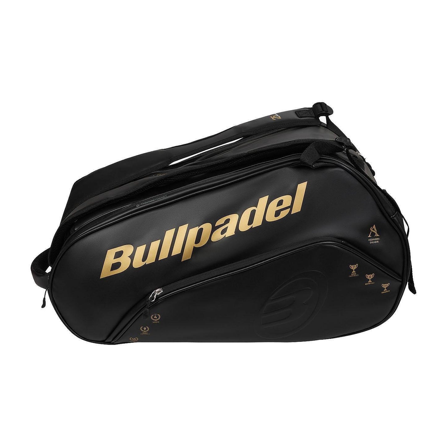 Раница за падел Bullpadel Flow Legend в черен цвят, с термоизолирани отделения за ракети, страничен джоб за обувки и подпис на Alejandra Salazar