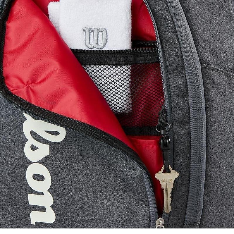 Rucsac Wilson Tour cu compartiment pentru echipament de tenis și accesorii, un rucsac de tenis stilat și compact pentru uz zilnic.