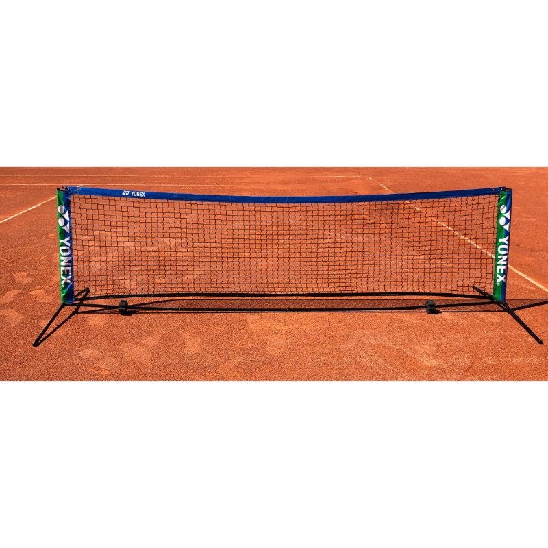 Тенис мрежа Yonex за детски корт (3м) на тенисово игрище с ярки цветове и стабилна конструкция.