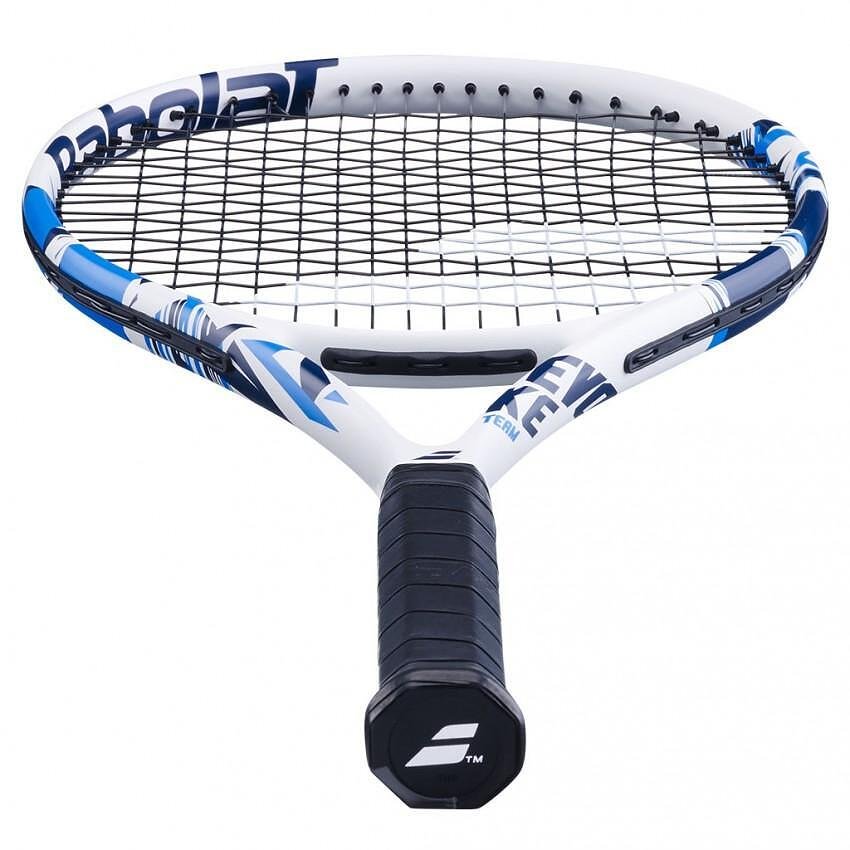 Rachetă de tenis Babolat Evoke Team – o rachetă de tenis ușoară și confortabilă pentru începători și amatori.