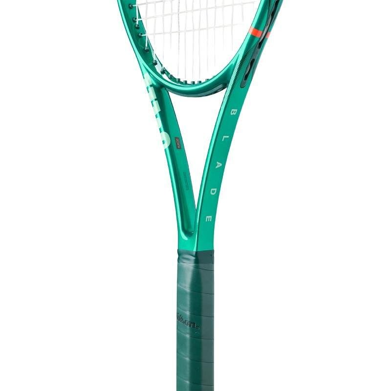 Тенис ракета Wilson Blade 100L V10 с маневрена конструкция, лека рамка и контур за удобен захват.