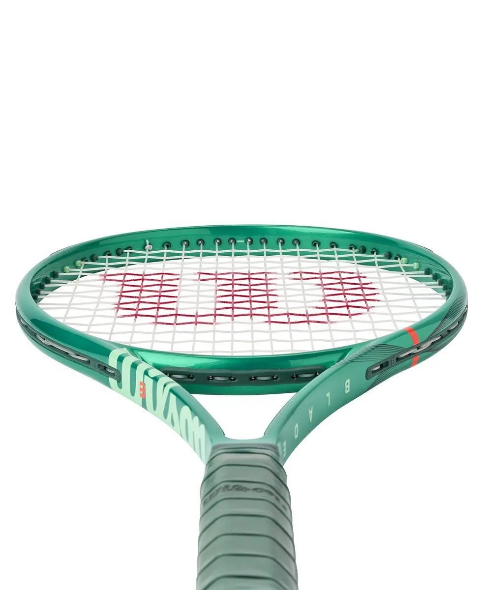 Тенис ракета Wilson Blade V10 98S - детайл от главата на ракетата с зелена рамка и червена мрежа.