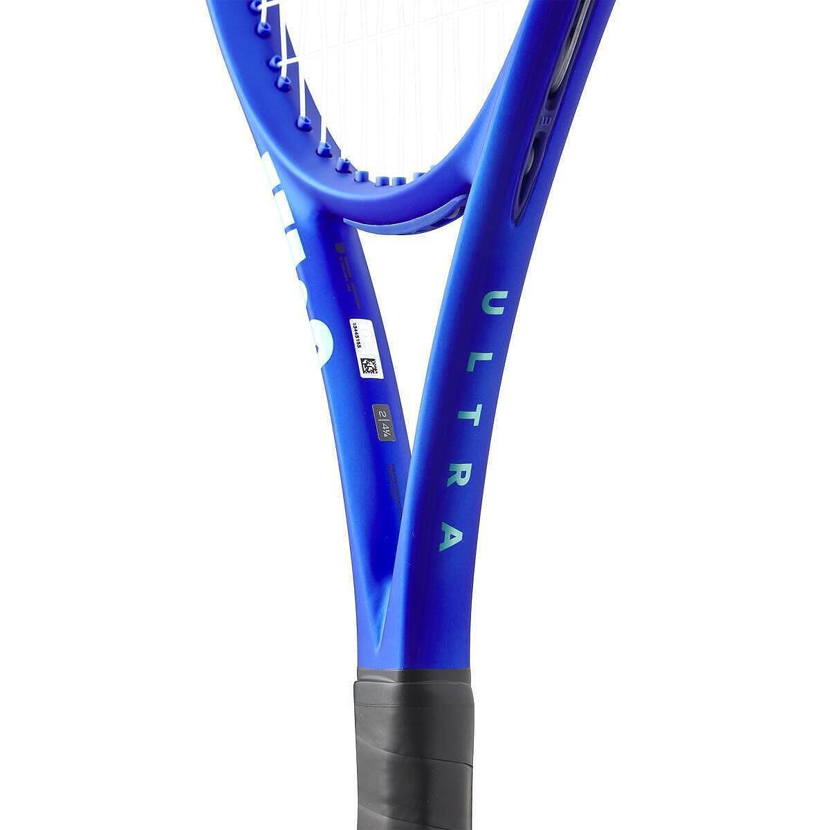 Wilson Ultra 100L V5 tennis racket, a light and powerful tennis racket for control and comfort.