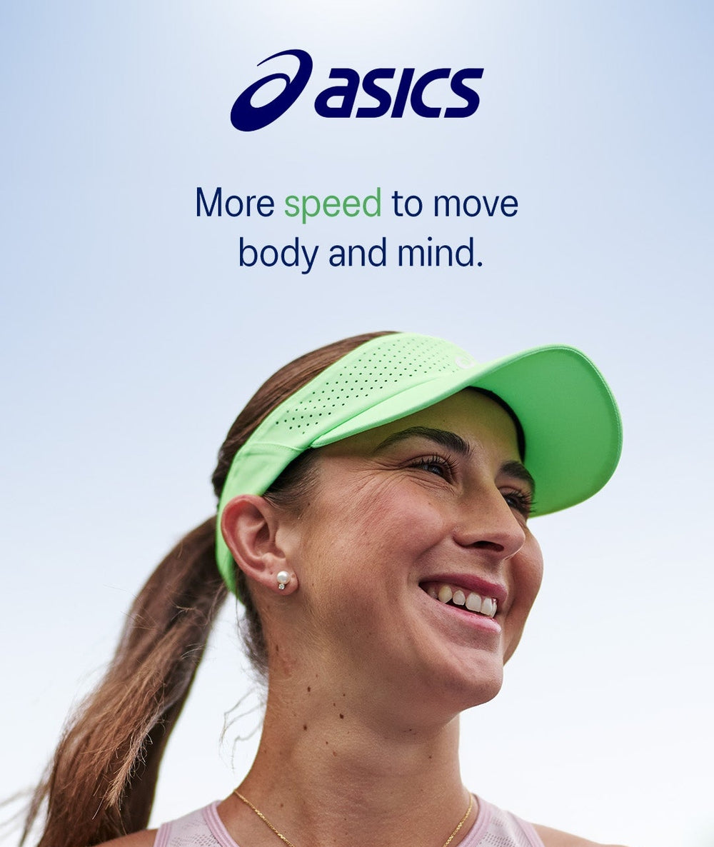 ASICS банер за бързина в тениса с тенисистка и козирка