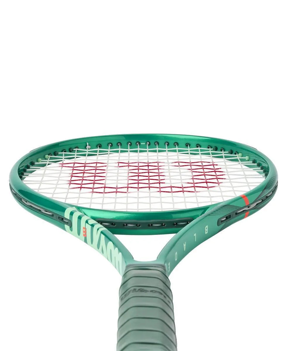 Тенис ракета Wilson Blade V10 98S с уникална гъстота на наплитане 18x16 за агресивен спин и контрол.