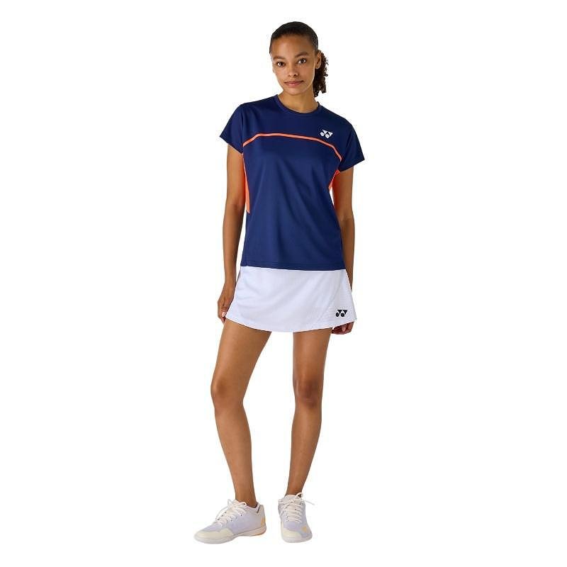 Fustă pentru copii Yonex 26194J (cu pantalonaș interior) White – fustă sport albă Yonex pentru tenis și badminton, cu pantalonaș interior confortabil.