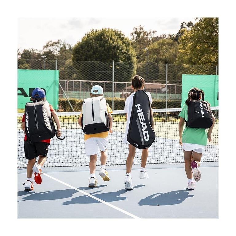 Copii cu rucsacul Head Tour Kids 14L pe terenul de tenis – rucsac de tenis ușor și comod pentru sport și antrenamente