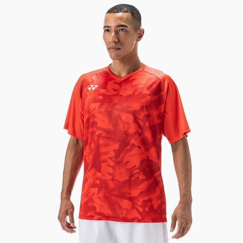 Мъжка тениска Yonex 2025 CREW NECK SHIRT Pearl Red за тенис и падел, лека, дишаща, с UV защита и бързо съхнене.