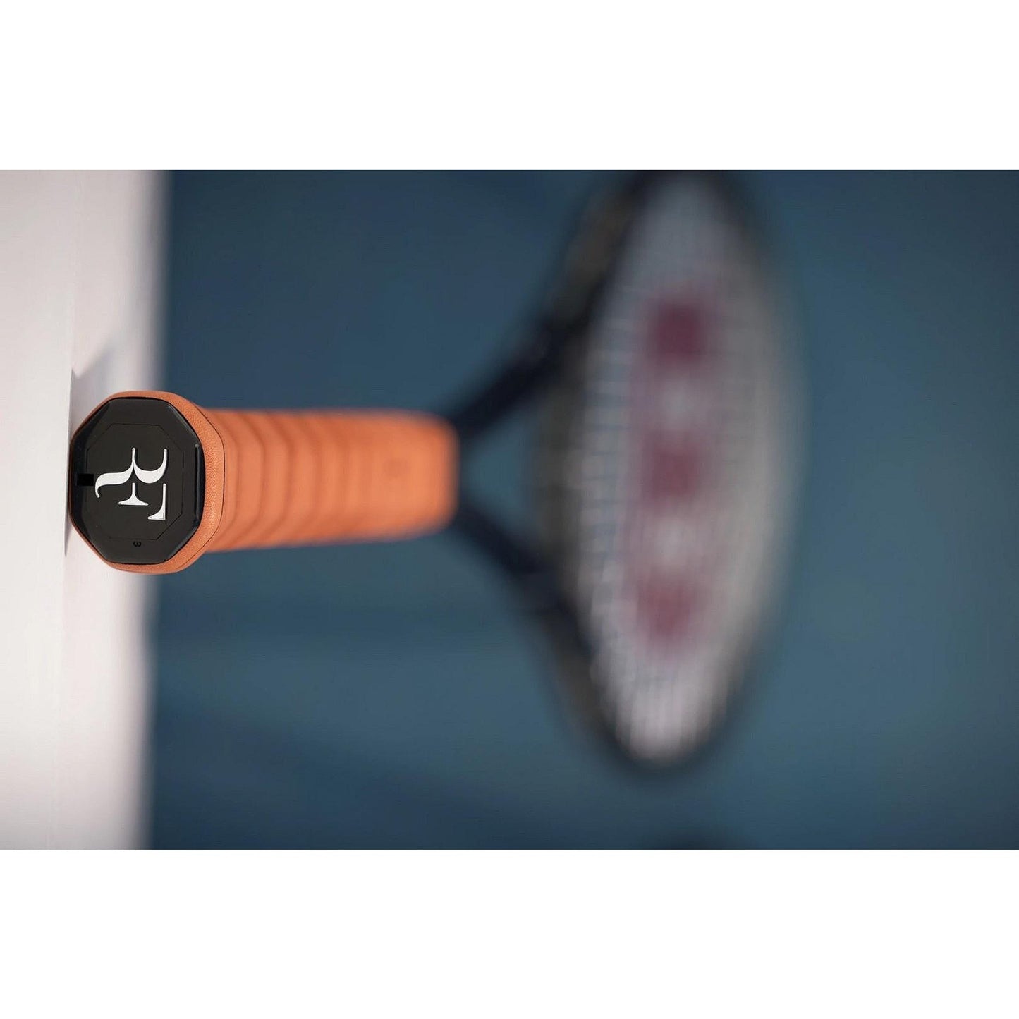 Основен грип Wilson RF Roger Federer Premium Leather за тенис ракета, RF лого, естествена кожа и самозалепващ гръб