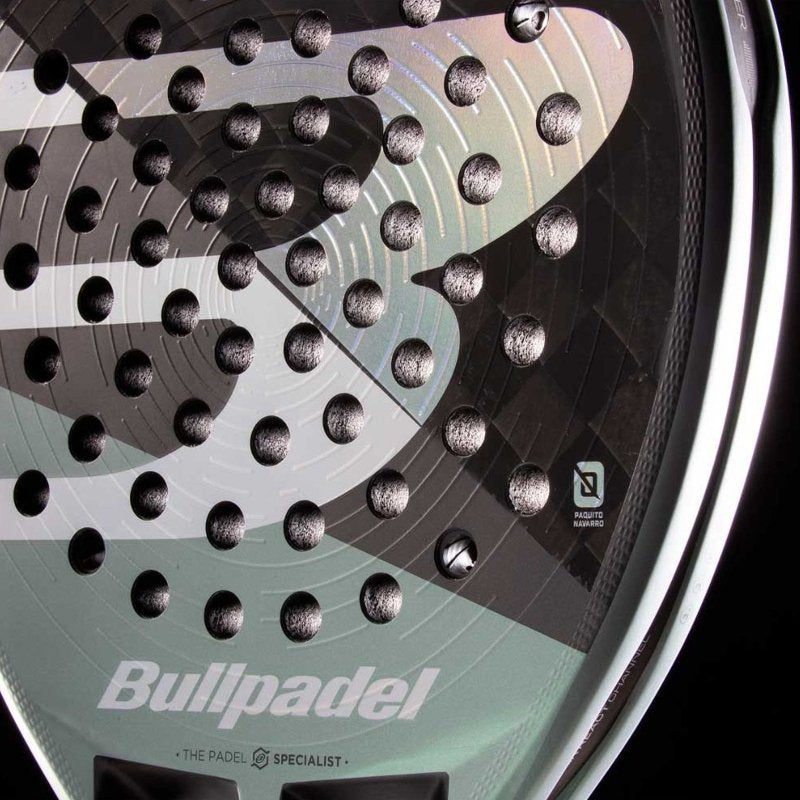 Падел ракета Bullpadel Hack 04 26 с TriCarbon 18K повърхност и уникален дизайн за максимална мощност.