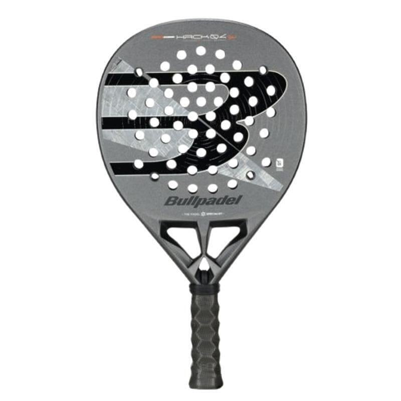 Падел ракета Bullpadel Hack 04 Hybrid 26 с технологии TRICORE, 3D Grain, Vibradrive, MultiEva и Aluminized Carbon 18K за контрол и мощ при офанзивни и контраудари. За напреднали играчи