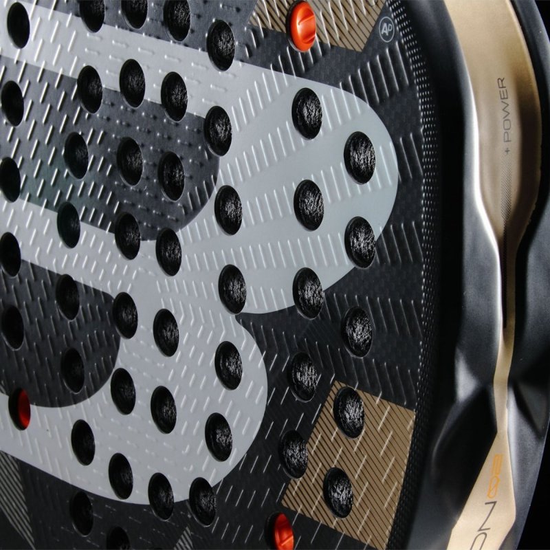 Падел ракета Bullpadel Neuron 02 с повърхност от Xtend Carbon 3K, идеална за напреднали играчи.