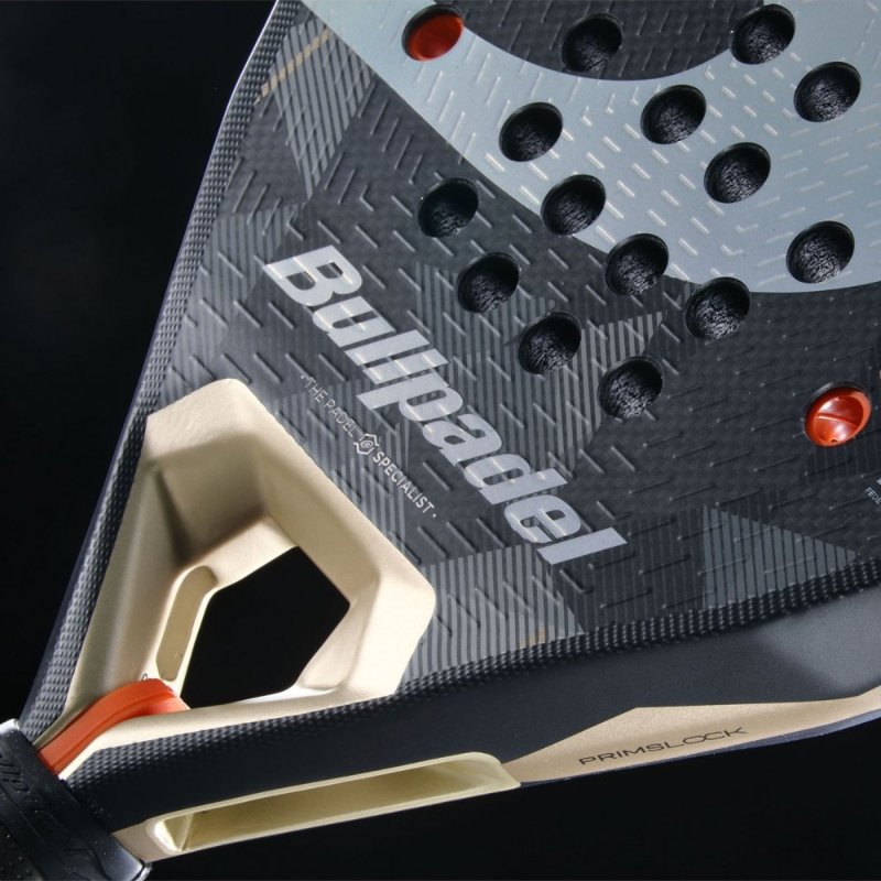 Падел ракета Bullpadel Neuron 02 с хибридна форма и Xtend Carbon 3K повърхност за бърза реакция и прецизен баланс.