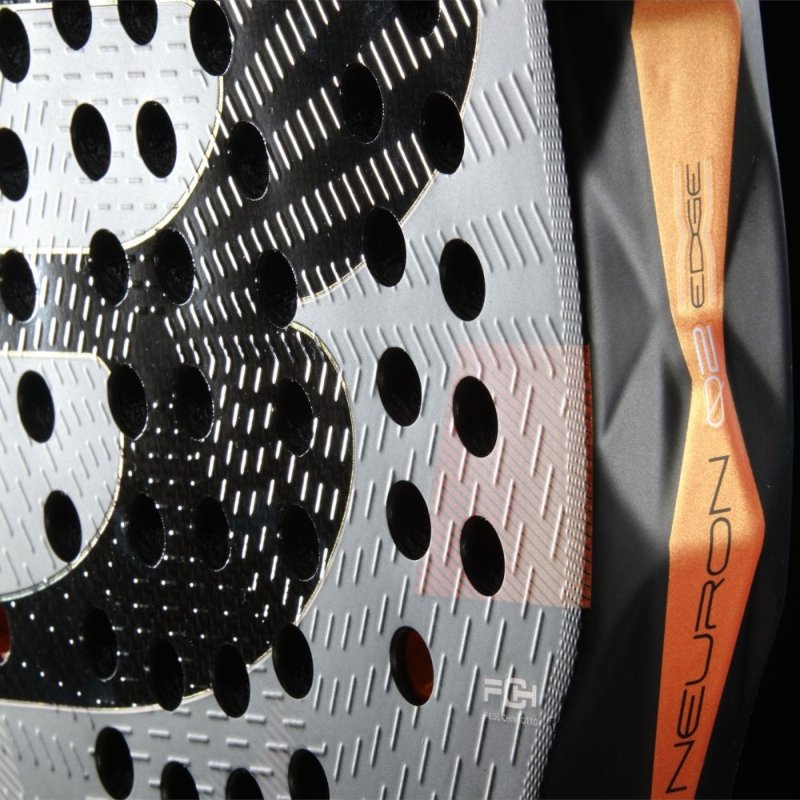 Падел ракета Bullpadel Neuron 02 EDGE с хибридна форма и оптимизирана sweet spot за точност и контрол.