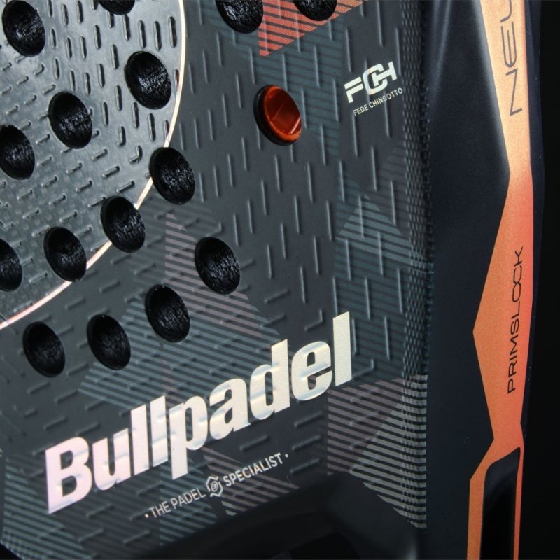 Падел ракета Bullpadel Neuron 02 EDGE с хибридна форма и оптимизиран sweet spot за прецизна игра.