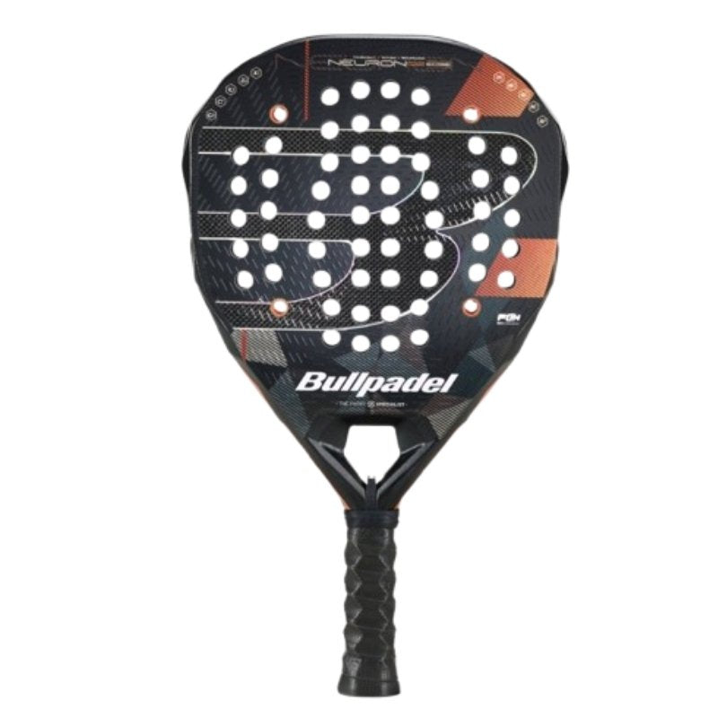 Падел ракета Bullpadel Neuron 02 EDGE с универсален дизайн за прецизна игра и висока маневреност.