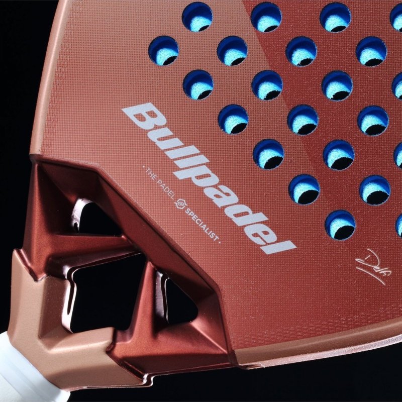 Падел ракета Bullpadel Vertex 05 W с диамантена форма, оптимизирана за сила и контрол в играта.