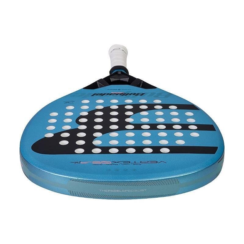 Rachetă de padel Bullpadel Vertex Jr Girl 26 cu formă de diamant, față Polyglass, nucleu Evalastic și ramă din carbon CarbonTube, destinată jucătoarelor tinere avansate.