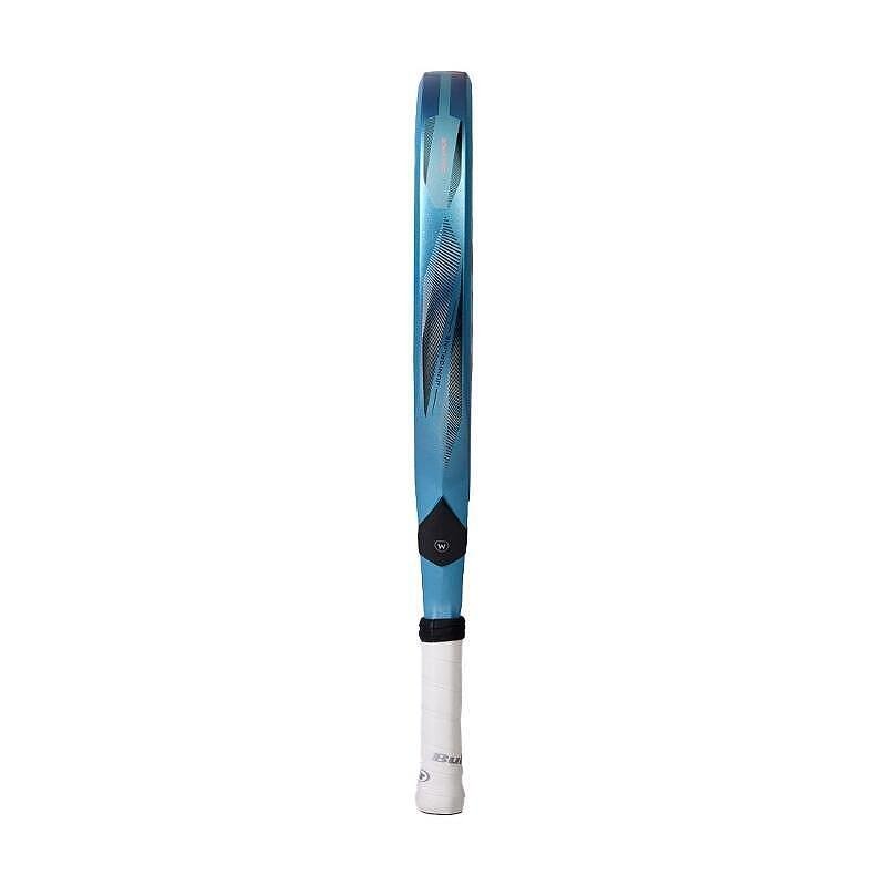 Rachetă de padel Bullpadel Vertex Jr Girl 26 cu formă de diamant, față Polyglass, nucleu Evalastic și ramă din carbon CarbonTube, destinată jucătoarelor tinere avansate.