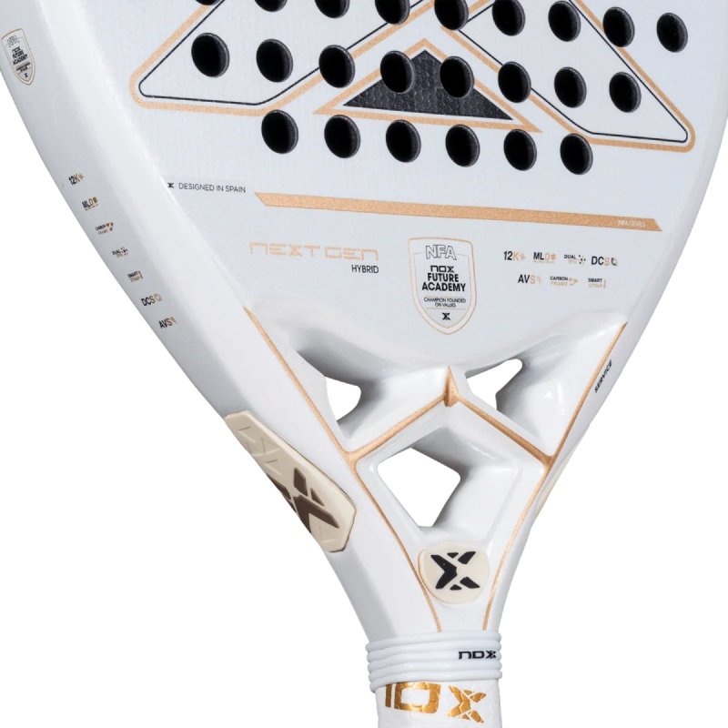 Падел ракета NextGen Pro Hybrid 12K NFA с хибриден дизайн, Carbon 12K повърхност и средно-висок баланс.
