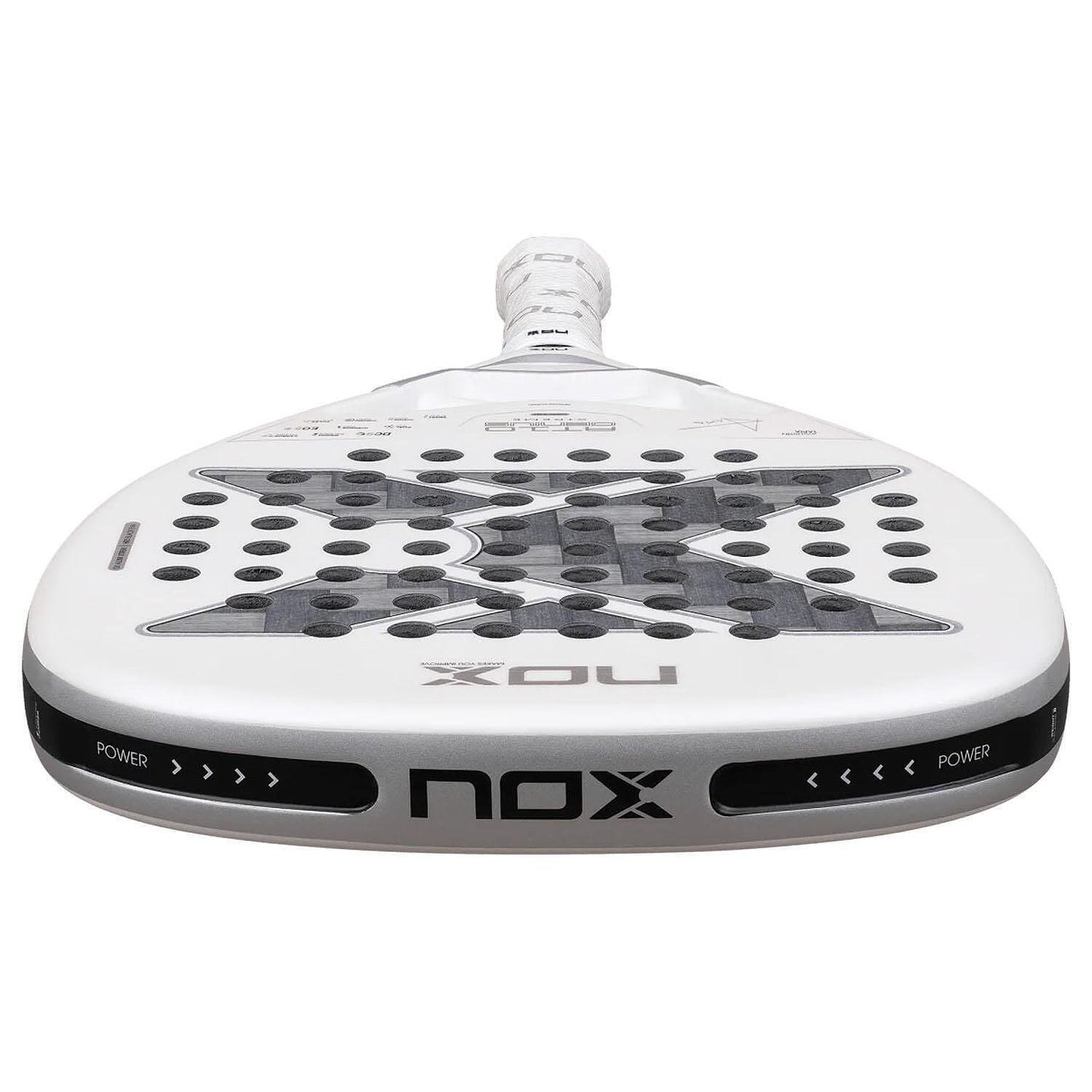 Rachetă de padel NOX AT10 Genius Attack 12K Alum XTREME cu formă de diamant, cadru din carbon și suprafață texturată, creată pentru un joc puternic și ofensiv, destinată jucătorilor avansați.