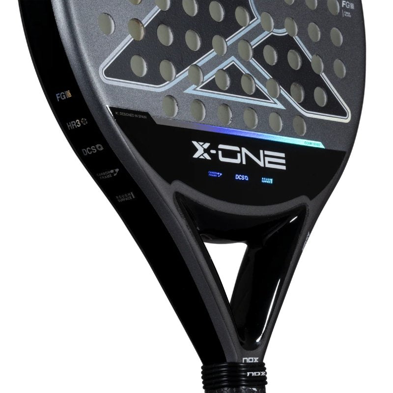Падел ракета Nox X-One 26, черна с пробиви, предлагаща комфорт и контрол за начинаещи и средно напреднали.