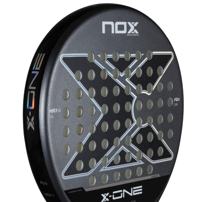 Падел ракета Nox X-One 26 с кръгла форма и мрежеста повърхност, идеална за начинаещи и средно напреднали.