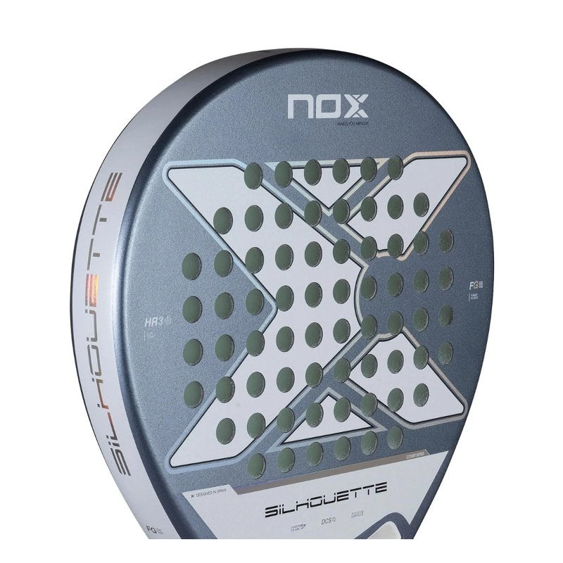Падел ракета Nox X-One Silhouette 26 с уникален дизайн и перфорации за подобрено управление и комфорт.