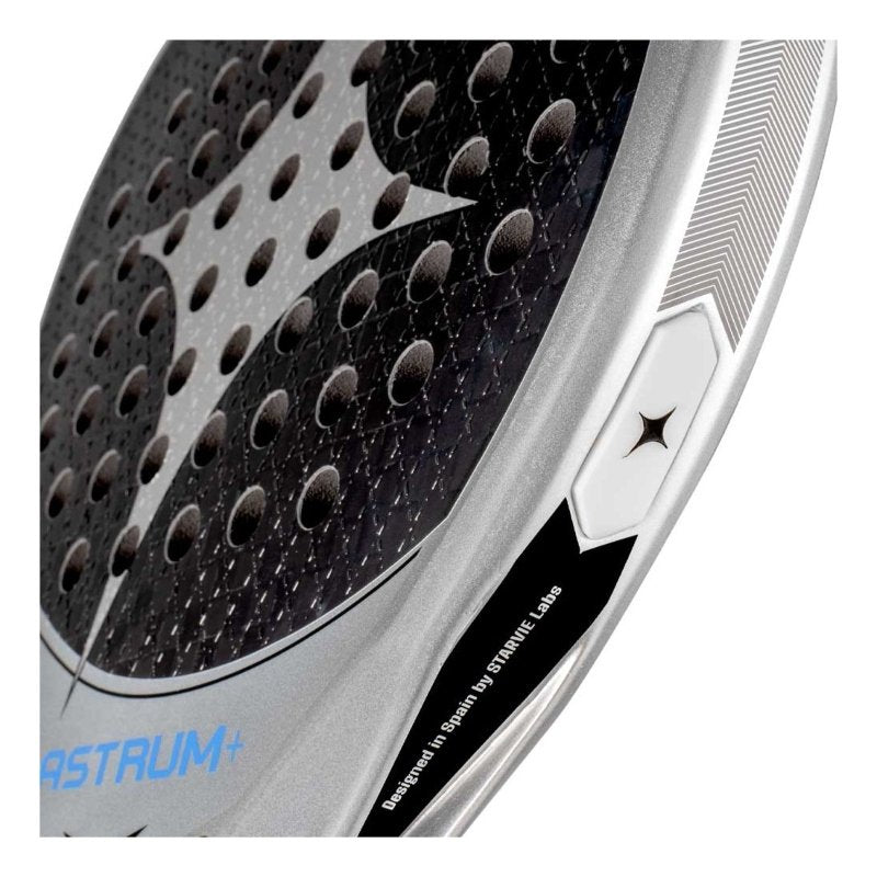 Падел ракета Star Vie Astrum + с кръгла форма и 15K Aluminized Carbon за прецизност и комфорт при игра.