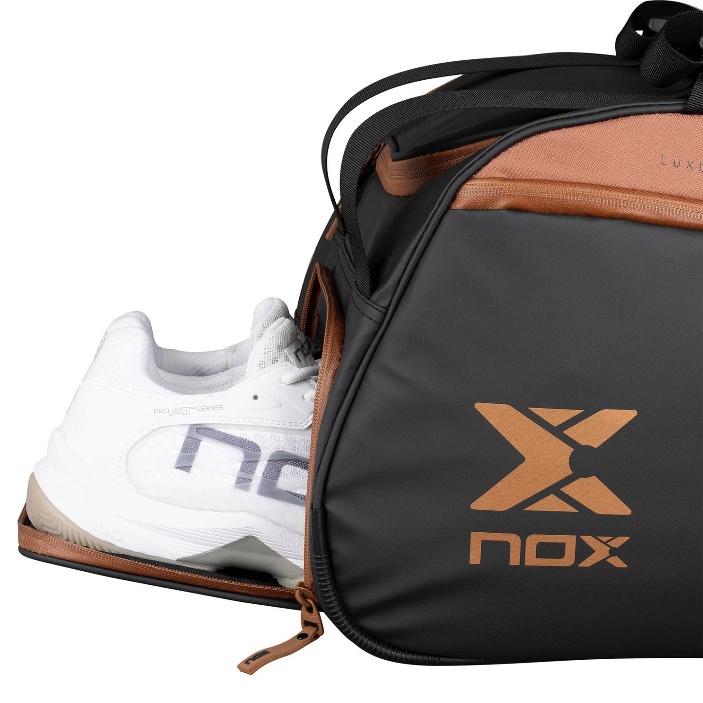 Geantă de padel NOX LUXURY în negru și maro - geantă sport cu compartiment termoizolat, compartimente pentru pantofi și accesorii, design elegant și durabil.