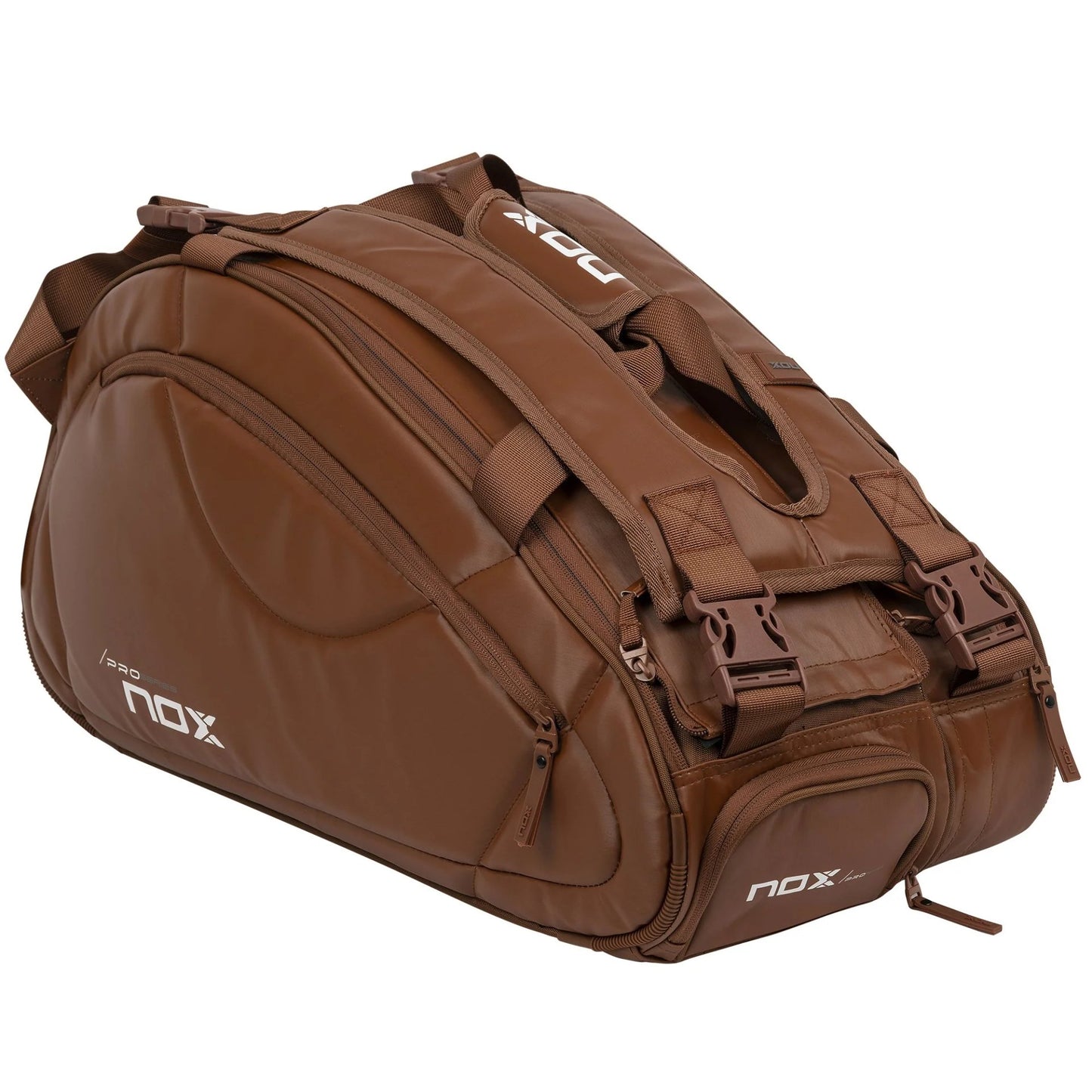 geantă de padel NOX Pro Series Brown – geantă sport elegantă de culoare maro, cu compartiment termic, compartiment pentru încălțăminte și loc pentru până la 3 rachete de padel.