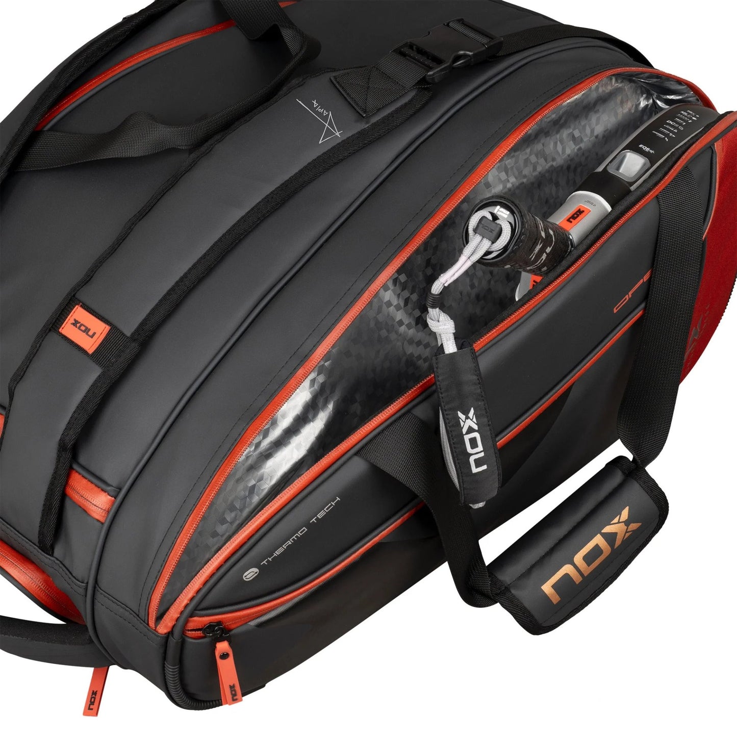 Geantă de padel NOX LUXURY – geantă sport negru-roșie cu compartiment termoizolat, compartimente pentru pantofi și accesorii, design elegant și rezistent.