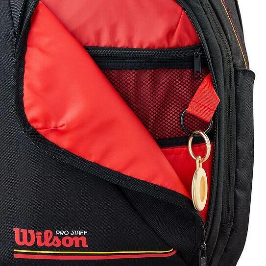 Раница Wilson Pro Staff Classic с червен вътрешен джоб, цип и ключодържател за тенис екипировка